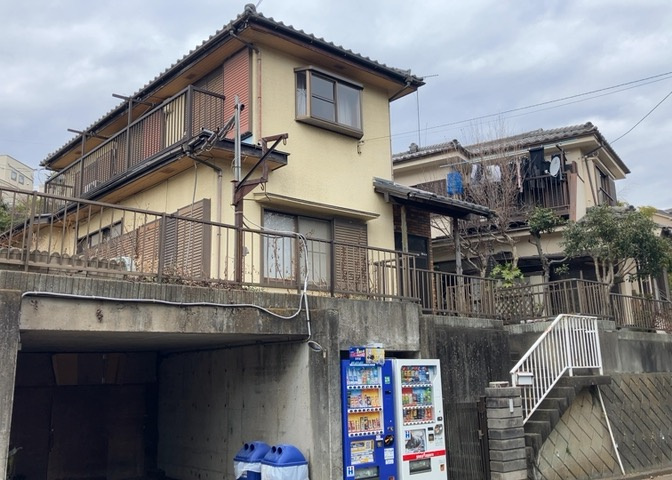 土地購入を検討されている場合、境界杭がない状態で購入してしまうと境界確定測量をする必要があり、費用がかかります。購入の前に、売主、隣土地所有者立ち合いのもと境界を確定し境界杭を設置するのがベストです。