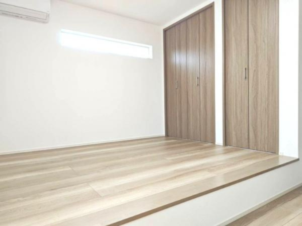 2階小上がりのある洋室6.9帖。各居室に収納がございます♪