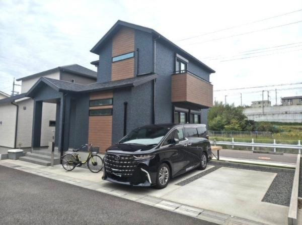 並列2台駐車可能！令和4年7月建築の築浅戸建！「金剛」駅まで徒歩11分