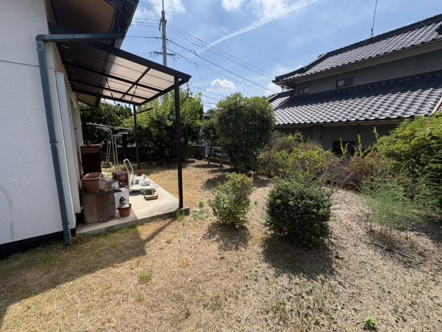 戸建ならではのゆとりを感じられる、広々とした庭スペースです。植栽が配置されており、季節の移ろいを身近に感じながら過ごせる住環境。ガーデニングや家庭菜園を楽しんだり、お子様の外遊びスペースとして活用。