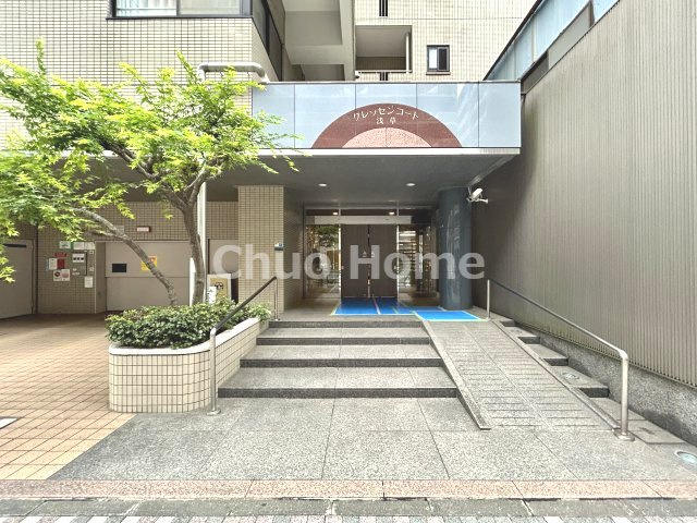 【エントランス】マンションのエントランスは、その物件の印象を決める、顔とも言える場所です。毎日通る場所ですからきれいなのが一番です。エントランス内はオートロックですので暮らしの安全も確保されています。