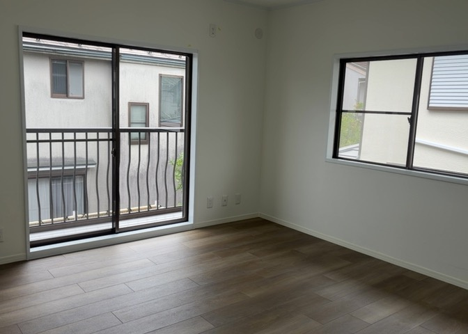 寝室でゆっくりと過ごすためにはベッド周りの適度な空間を担保することや窓の位置、照明の明るさ、寝室の広さなどを考える必要があります。自身や家族の構成とライフスタイルに併せて寝室にする部屋を選びましょう！
