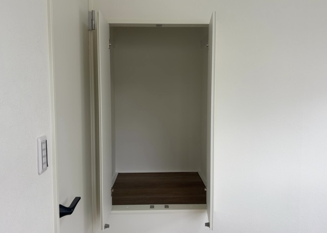 デザイン性を重視しすぎて収納が少なかった！なんてことにならないため、事前に現地で収納の数を確認しておくことをお勧めします。クローゼット以外にも床下収納や屋根裏収納、パントリーなどもチェックしましょう。