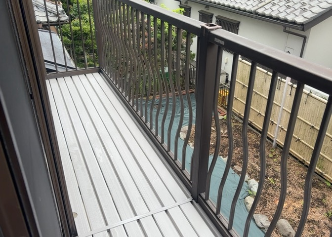 バルコニーは、室外の専用スペースのうち、「屋根がなく開放された空間」であるものを指します。ベランダより広いタイプのものが多く、日当たりもよいため家庭菜園などを楽しみたい人にとって適した環境となります。