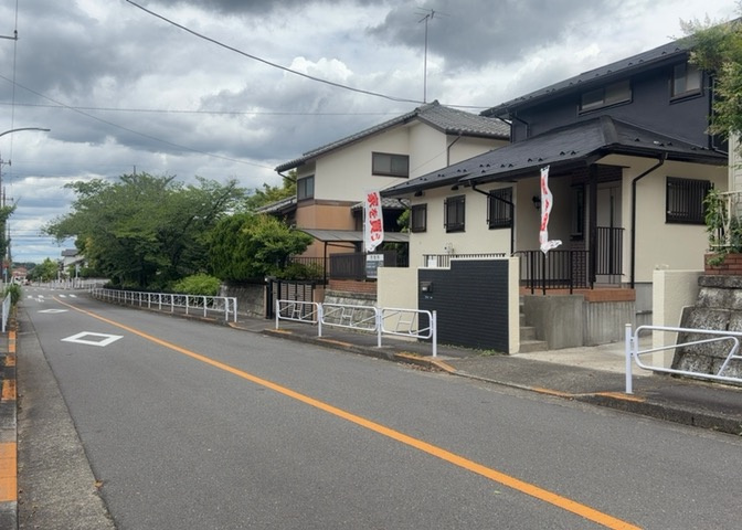 住宅用の土地では前面道路に2m以上接していなければならないと法律で定められています。しかし、お持ちの車のサイズやライフスタイルなどにより、2mでは利便が悪い場合もございますので、事前に確認しましょう。