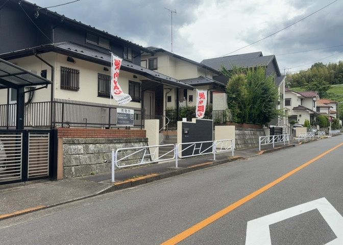 お持ちの車種によっては前面道路が広い方が便利でしょう。しかし、前面道路が広ければその分交通量が多くなるため、騒音などが気になる場合があります。実際に現地を見学し、周辺交通量や騒音などを確認しましょう！