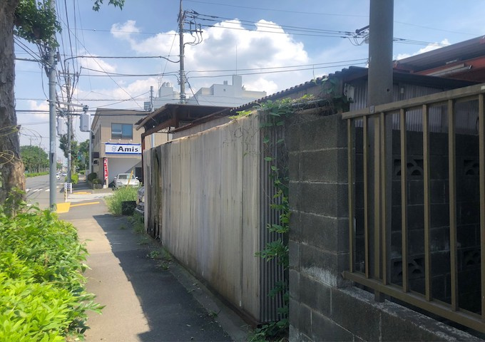 過去にその土地が工場やガソリンスタンドだった場合、土壌汚染の可能性があります。過去の用途は、不動産会社のほか、各市町村の役場でも確認が可能です。売土地の地歴が気になる場合は当社までお問い合わせ下さい。