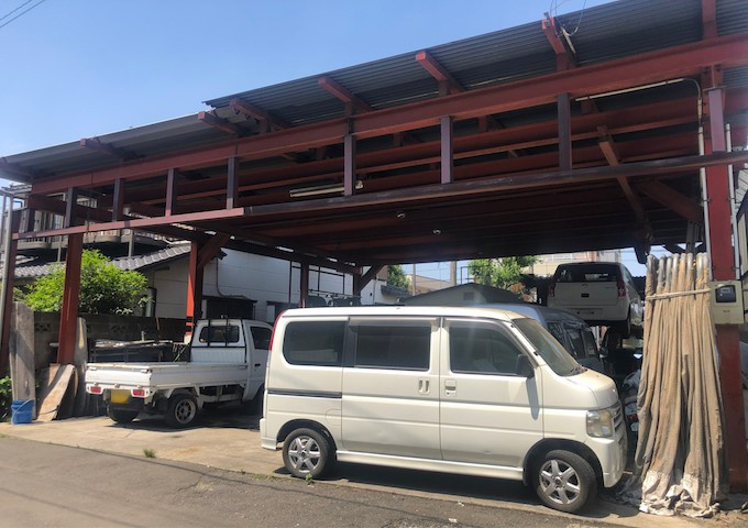 家を建てる場合、方位は要チェックです。現実的に日当たりのよい家ならばリビングは南側、建築基準法でも北側に当たる家への配慮は求められています。土地を見学に行く際は、方位磁針を持って行くようにしましょう。
