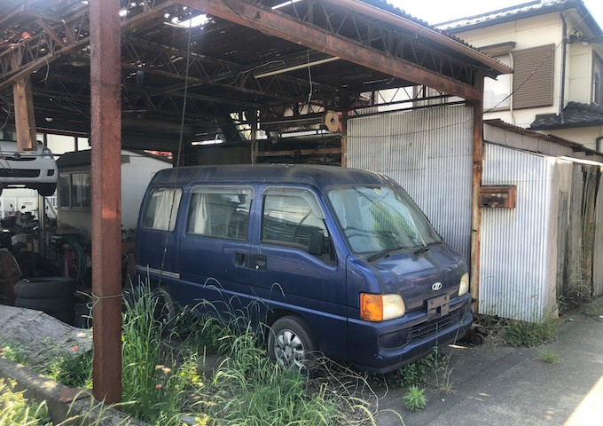 住宅用の土地では前面道路に2m以上接していなければならないと法律で定められています。しかし、お持ちの車のサイズやライフスタイルなどにより、2mでは利便が悪い場合もございますので、事前に確認しましょう。