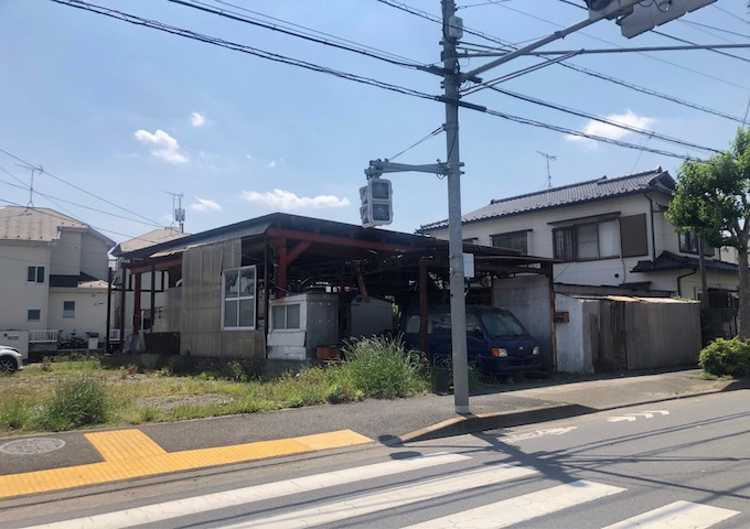土地購入を検討されている場合、境界杭がない状態で購入してしまうと境界確定測量をする必要があり、費用がかかります。購入の前に、売主、隣土地所有者立ち合いのもと境界を確定し境界杭を設置するのがベストです。