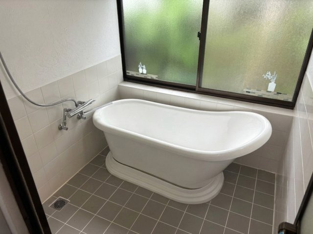 大きな窓と置き型浴槽で換気がしやすく開放的に入浴を楽しめます