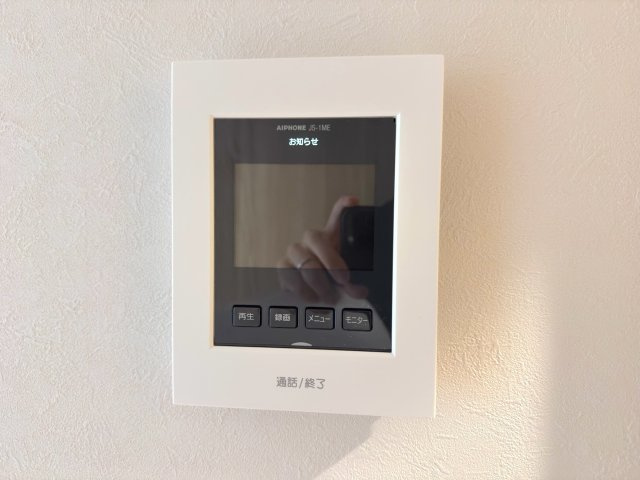 来訪者の顔をしっかりと確認してから応対できる、安心のTVモニター付きインターフォン。不審者の侵入を防ぎ、小さなお子様のお留守番時でもしっかりとセキュリティを守ってくれる、家族に安心の必須設備です。