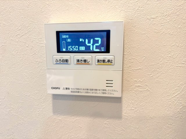 キッチンやバスルーム、洗面台へいつでもスムーズにお湯を供給してくれる便利な給湯システムを完備。毎日の食器洗いや温かいバスタイムを快適にサポートし、暮らしの利便性を高めてくれる頼もしい設備です。