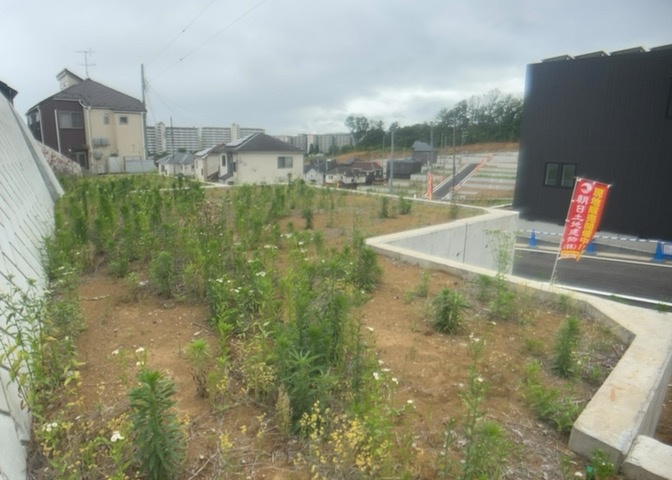 土地の形が極端に長細かったり、狭小地、あるいは道路との高低差がある傾斜地だった場合、後々売ろうとしても買い手がつかない場合もあります。後々、売却することになった時に価値の下がらない土地を選びましょう。