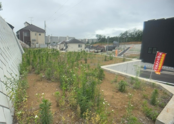 現地に行くなら、物件の周囲の地形がどうなっているかを見ることも大切です。周辺より低くなっている土地では、大雨などで水が集まりやすいため、地盤が弱くなっているということも考えられるため、注意が必要です。