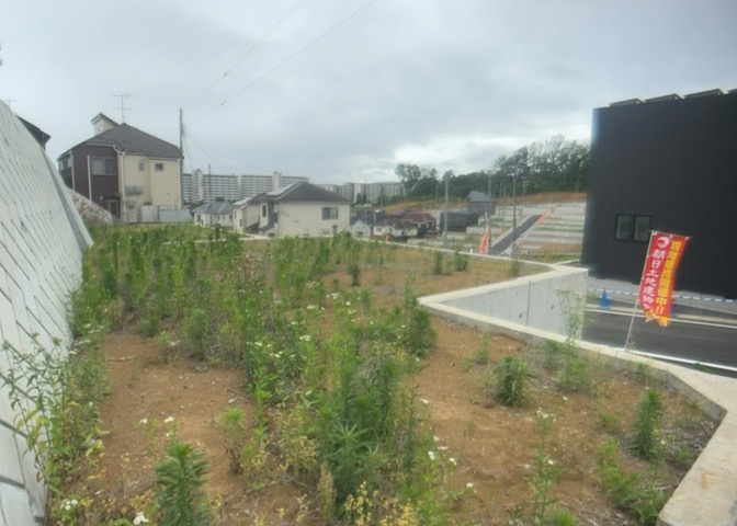 隣家の土地はどうなっているのか、生活利便施設が近くにあるのか、学校まで近いかなど、お客様のライフスタイルにあわせたイメージが重要です。また、近くにあると困る施設が近くにないかも確認するといいでしょう。