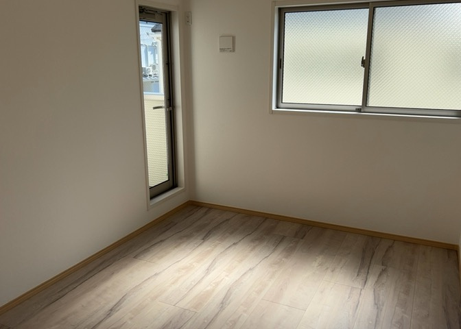 寝室でゆっくりと過ごすためにはベッド周りの適度な空間を担保することや窓の位置、照明の明るさ、寝室の広さなどを考える必要があります。自身や家族の構成とライフスタイルに併せて寝室にする部屋を選びましょう！