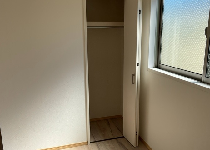 デザイン性を重視しすぎて収納が少なかった！なんてことにならないため、事前に現地で収納の数を確認しておくことをお勧めします。クローゼット以外にも床下収納や屋根裏収納、パントリーなどもチェックしましょう。