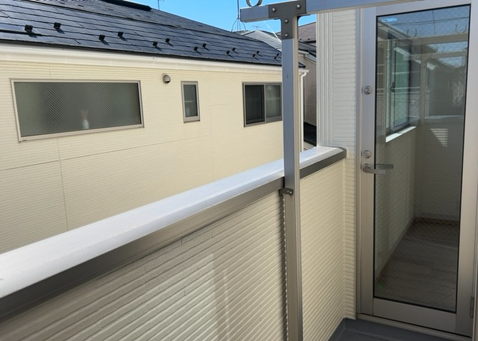 バルコニーは、室外の専用スペースのうち、「屋根がなく開放された空間」であるものを指します。ベランダより広いタイプのものが多く、日当たりもよいため家庭菜園などを楽しみたい人にとって適した環境となります。