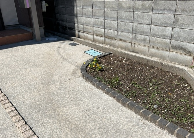 庭があることでガーデニングや家庭菜園はもちろん、こどもの遊び場やペットを放して遊ぶことができます。また、家の周囲に余裕があるということです。隣地との間があれば、十分な日当たりと、風通しが確保できます。