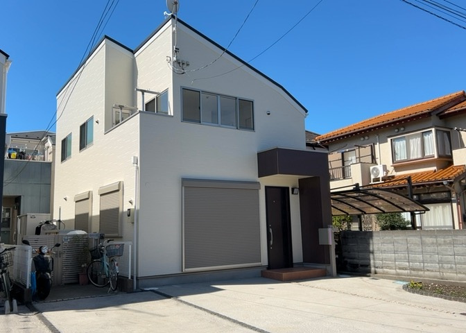住宅用の土地では前面道路に2m以上接していなければならないと法律で定められています。しかし、お持ちの車のサイズやライフスタイルなどにより、2mでは利便が悪い場合もございますので、事前に確認しましょう。