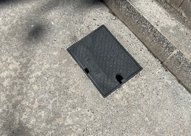 敷地内に散水栓や立水栓があると便利です。水道水を直接利用できるため、水を運ぶ手間を省くことが出来ます。大量の水を必要とする洗車作業や清掃などに役立ちます。その他設備とあわせて、現地でご確認ください。