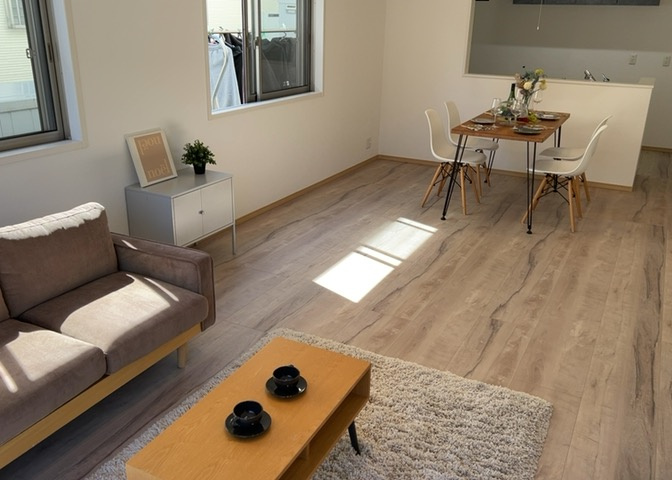 L型アイランドタイプは、キッチンからダイニングにもリビングにも目が行き届くので、とても使いやすい配置です。L字型独立タイプは、キッチンを独立させてるためLDKというよりもLDといった様なイメージです。