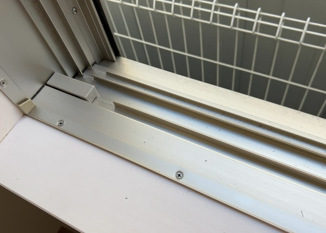 サッシは、ガラス窓に使用される金属製の窓枠です。一般的に住宅建築では、金属製建具工事の段階でガラス類・玄関などと同時に設置されます。種類や構造により断熱性能や遮音性能が異なるので現地でご確認ください。