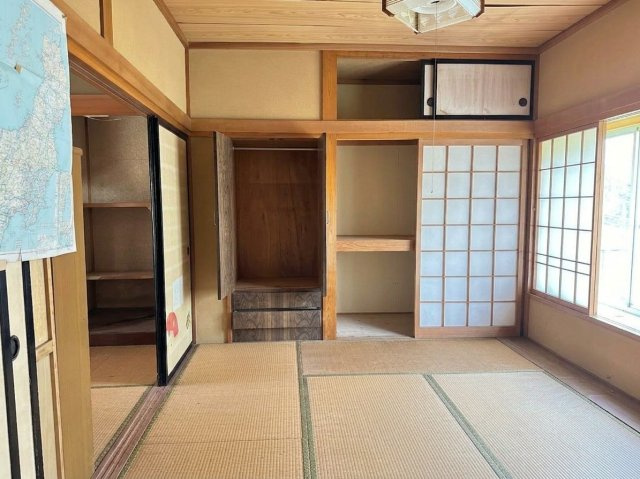 床の間と収納を備えた和室です。障子から自然光が入ります