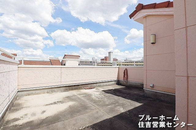 広々とした屋上でBBQやプールに最適です！　水栓もあるので洗い物があっても問題ありません！