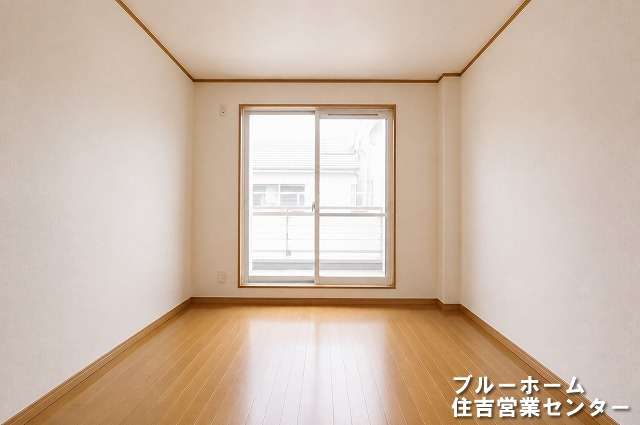 3階にある約6帖の洋室です！　（AIによる家具などの削除をしております）