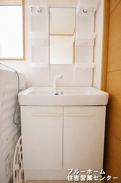 シャワー付きの洗面化粧台です！　（AIによる家具などの削除をしております）