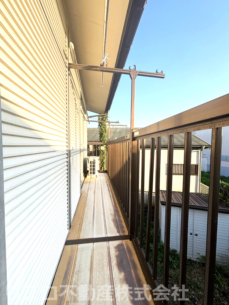 2部屋から出入りできるバルコニーは、陽当たり良好で洗濯物もたっぷり干せます！