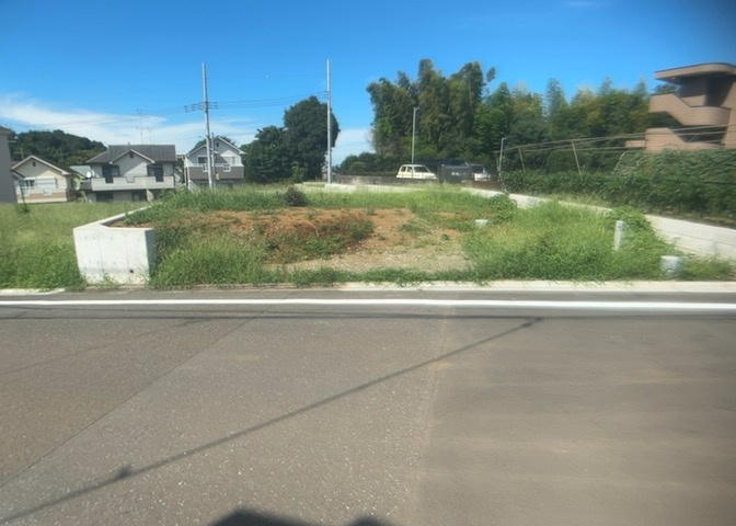 土地の面積＝住宅面積ではありません。建ぺい率の問題などで、土地のある場所によって住宅を建てられる面積は限られています。高さもしかり、「土地」という言葉の中には、建築条件も含まれると考えておきましょう。