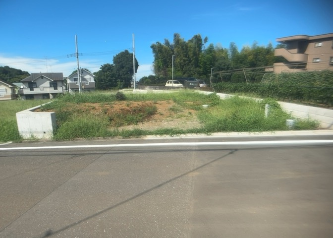 土地の前の道路に消火栓が設置されていることがあります。この場合、道路交通法第45条第1項により、駐車禁止の場所が指定されています。そのため、車庫などの駐車スペースをつくることができない場合があります。