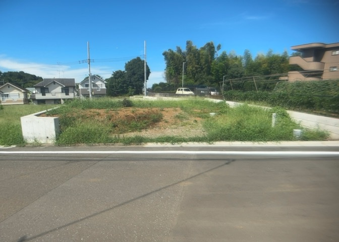 現地に行くなら、物件の周囲の地形がどうなっているかを見ることも大切です。周辺より低くなっている土地では、大雨などで水が集まりやすいため、地盤が弱くなっているということも考えられるため、注意が必要です。
