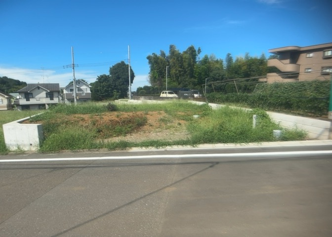 土地購入を検討されている場合、境界杭がない状態で購入してしまうと境界確定測量をする必要があり、費用がかかります。購入の前に、売主、隣土地所有者立ち合いのもと境界を確定し境界杭を設置するのがベストです。
