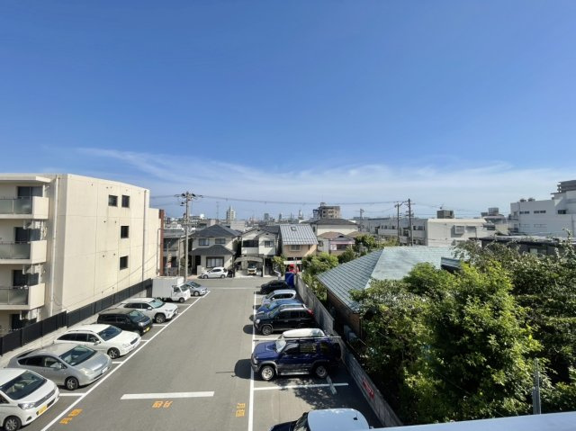 【バルコニー】　その豊かな眺望にふさわしい空間には、通風・採光にも優れ、心地よい光と風があふれています。