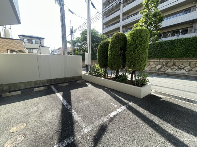 【駐車場】　平面駐車場専用使用権付き。