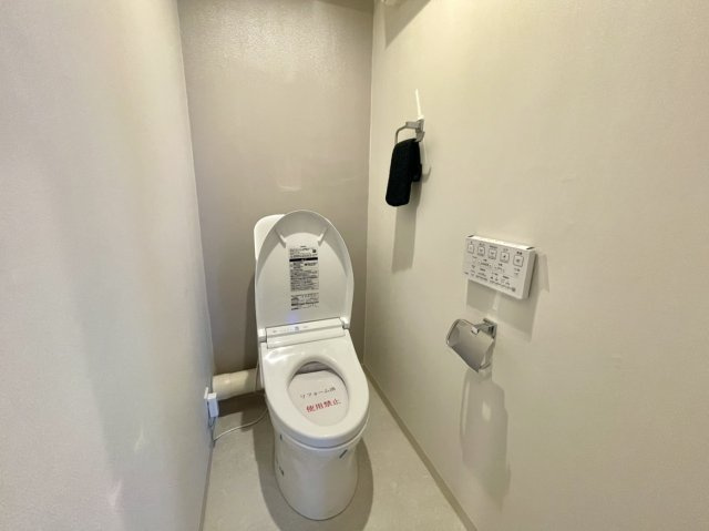 【トイレ】　いつまでも清潔な空間であって頂けますように、目に留まるだけではなく、汚れをふき取り易いフロアと壁紙になっております。毎日の生活を快適にお過ごし頂けますよう、落ち着いた雰囲気です。