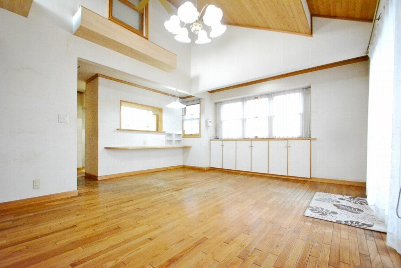 2階に設置されている為、外からの視線が気になりにくく安心。