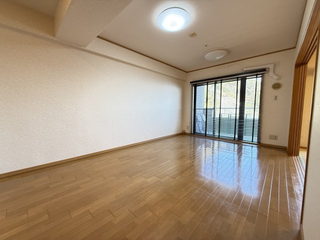 リビングは、バルコニーに面した明るい空間です。大きな窓からたっぷり自然光が差し込み、日中は照明がなくても明るく過ごせます。家具の配置がしやすい間取りで、ダイニングとリビングを分けて使うことも可能です。