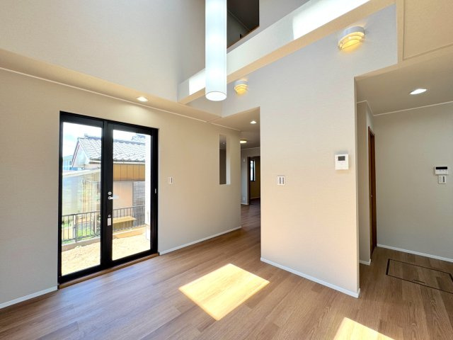 ダイニング　家族が集う開放的なダイニング。明るい光が差し込み、日々の食事や団らんの時間を心地よく彩ります。