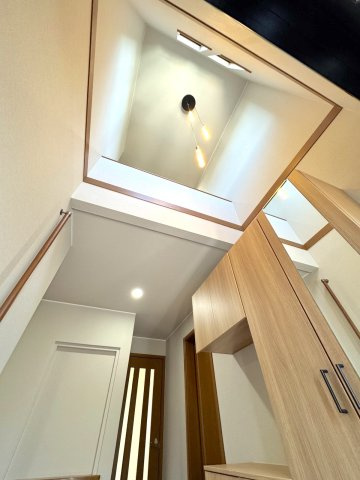 玄関上部が吹き抜けになっており、館内全体に明るい自然光が届く心地よい設計です。