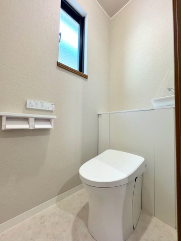 トイレ　2階にもトイレを配置。夜間や朝の混雑時にも便利で安心です。