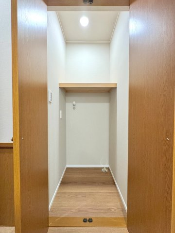ランドリースペース　独立したランドリースペースを確保。洗濯作業がスムーズに行える快適な家事動線です。