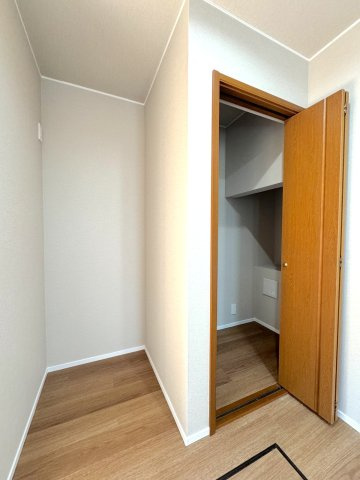 冷蔵庫置き場とパントリー　キッチン横に配置された冷蔵庫置き場と便利なパントリー（食品庫）。
