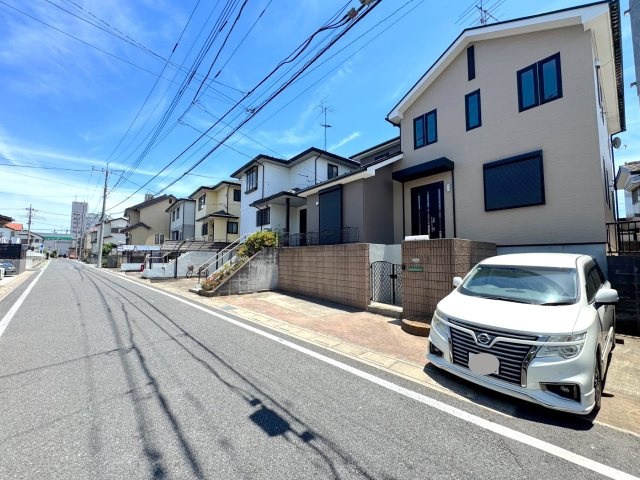 外観　前面道路もゆとりがあり、車の出し入れもスムーズに行えます。　