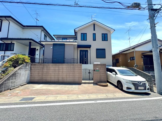 外観　日当たり良好な南向きの明るい住まい。周囲の景観と調和した美しい外観です。