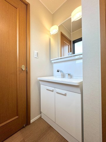 2階トイレ前の洗面台　2階廊下に設置された洗面台。朝の身支度や手洗いがスムーズに行えます。